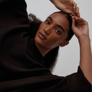 Síla jednoduchosti. Čisté linie, tmavé tóny a sebevědomý výraz. Outfit, který nepotřebuje nic navíc – jen vás a váš styl....