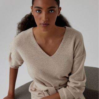 Pohodlí, které má styl. Jemný úplet, ženská silueta a přirozená elegance. Šaty, které se přizpůsobí vašemu dni – od rána...