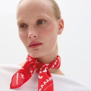 Valentýn v červené ❤️ Malý detail, který řekne víc než slova. Valentýnská edice comma – ideální dárek pro radost, styl i...