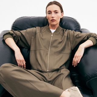 Pohodlí, které má jasný postoj. Uvolněný střih, funkční design a klidná barevnost. Outfit, který spojuje komfort s...