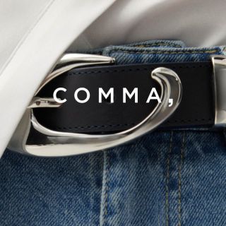 Detail, který dělá outfit. Kožený pásek comma s výraznou sponou dodá jednoduchému looku charakter a eleganci. Malý...