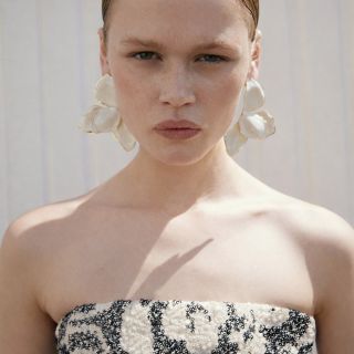 Čisté linie, jemná struktura a kontrast černé a krémové vytvářejí look, který je zároveň výrazný i nadčasový. Každý detail...