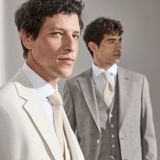 Elegance, která mluví sama za sebe. Oblek od značky Benvenuto spojuje precizní střih, lehkost materiálu a nadčasový styl....