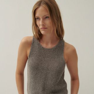 Textury, které mluví za vás. Lehký úplet, přírodní tóny a uvolněný střih tvoří harmonii, ve které se styl potkává s...