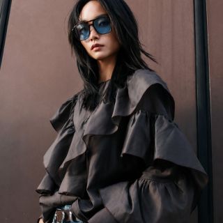 Když se detail stává hlavním prvkem outfitu. 🖤 Výrazné volány, vzdušná silueta a sebevědomý design. Nová kolekce comma...