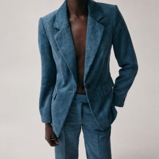 Klasika v novém podání. 🩵 Manšestrový kostým spojuje elegantní střih s výraznou strukturou a dodává outfitu moderní...