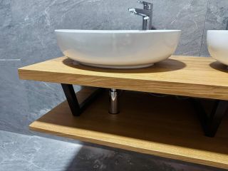 Masiv, co něco vydrží. Žádná dřevotříska, žádné kompromisy. Dubová deska pod umyvadlo – poctivě zpracovaná, čisté linie,...