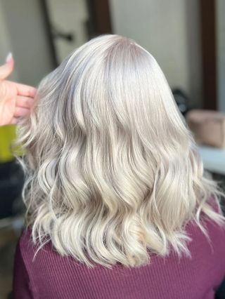 Studená blond v hlavní roli ❄️ Tato proměna vznikla díky kompletnímu odbarvení a preciznímu tonování barvou Alcina 🪄,...