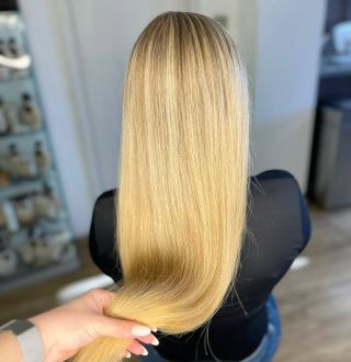 Proměna blond po roce 🥰 Po roce jsme se znovu pustily do melíru, který potřeboval oživit a sjednotit. 🪄 Vlasy jsme...