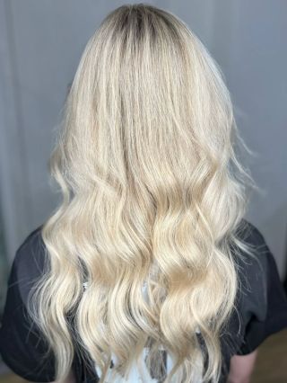 Blond proměna do studených tónů 🩵 Tentokrát jsme šly cestou jemného mikromelíru, který vlasům dodal světlo, ale zachoval...