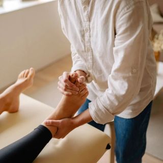 Novinka v našem studiu – náprava a korekce pohybového aparátu metodou MBS 🫶 Trápí vás bolest zad, ztuhlá šíje, blokády...