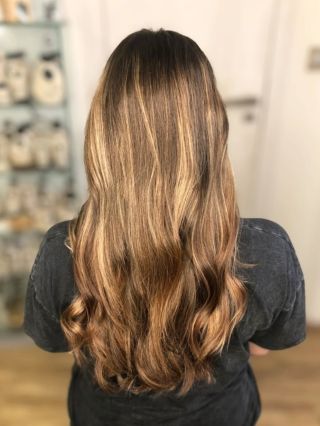 Přirozené zesvětlení s hloubkou 🪄 Kombinovaly jsme zesvětlující techniku s tupírováním a jemným kreslením pro co...