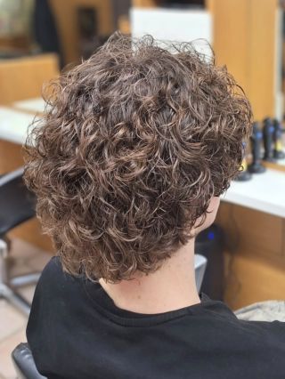 Trvalá, co má styl 💥 Delší vlasy, ale bez tvaru? Žádný problém! 👇 U klienta jsme šly cestou moderní pánské trvalé, která...