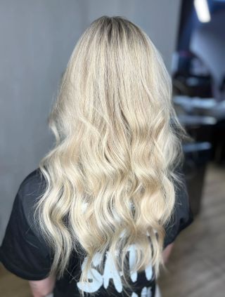 Krásná studená blond proměna ❄️ Cílem této proměny byla čistá, svěží a elegantní studenější blond. ✨ Pro dosažení jemného...