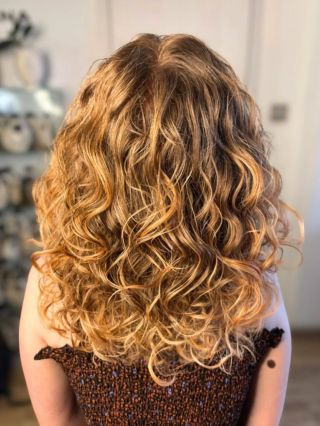 Proměna s nádechem měděné elegance 🍂 U klientky jsme zvolily emnou balayage 👌 díky které vlasy získaly přirozenou hloubku...