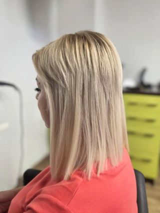 Záchrana vlasů po nešetrném odbarvování 🤍 U téhle proměny jsme řešily záchranu velmi oslabených, až „upálených“ délek po...
