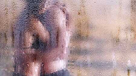 Proč není dobrý nápad mít sex ve sprše?