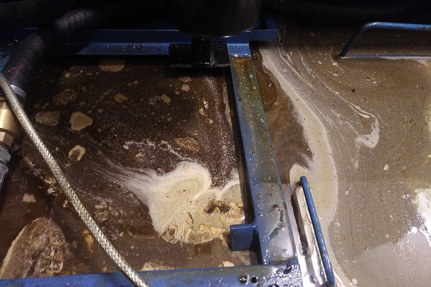 Olej na povrchu kvapaliny škodí kvapalinám aj obsluhe stroja