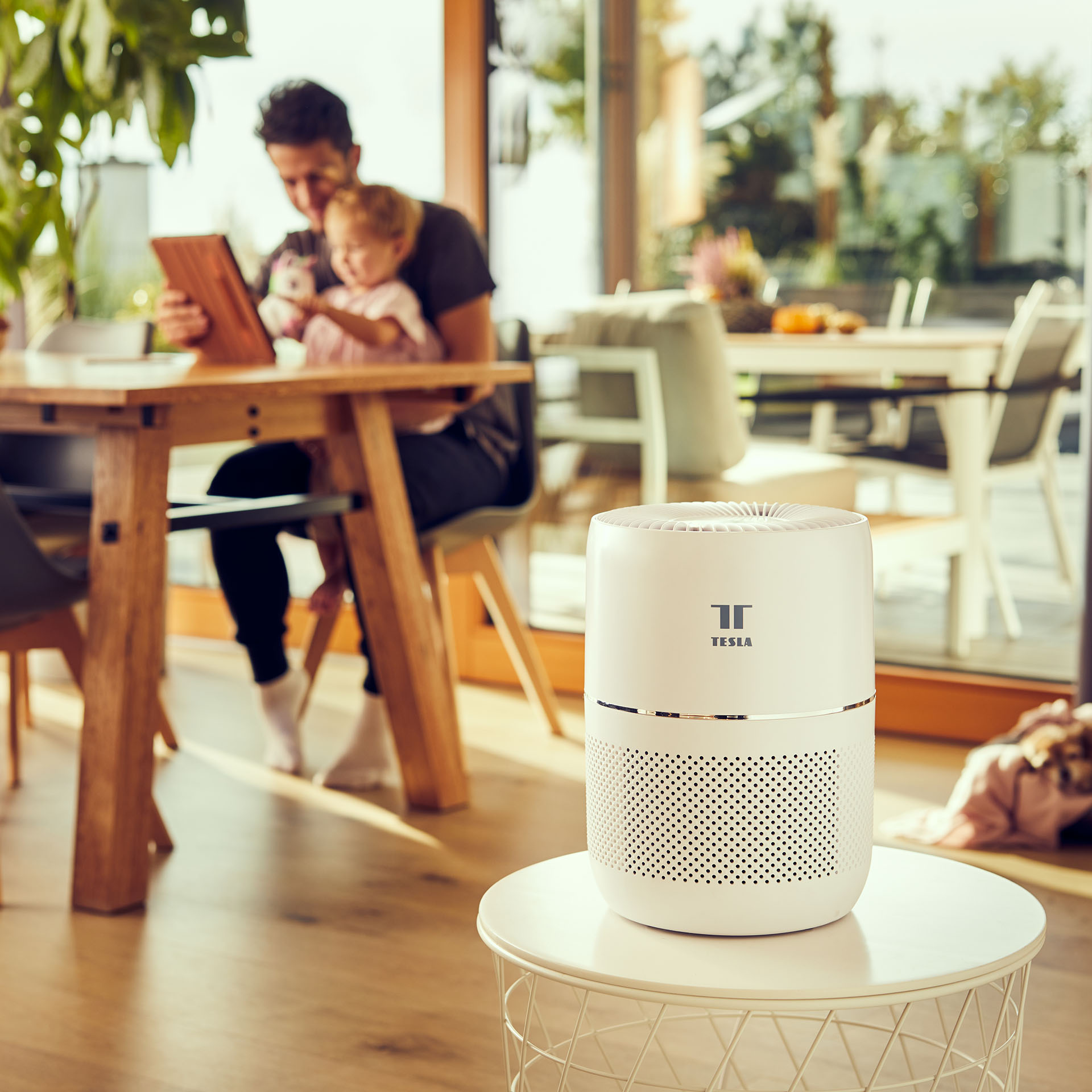 Čistička vzduchu Tesla Smart Air Purifier Mini postavená na stole