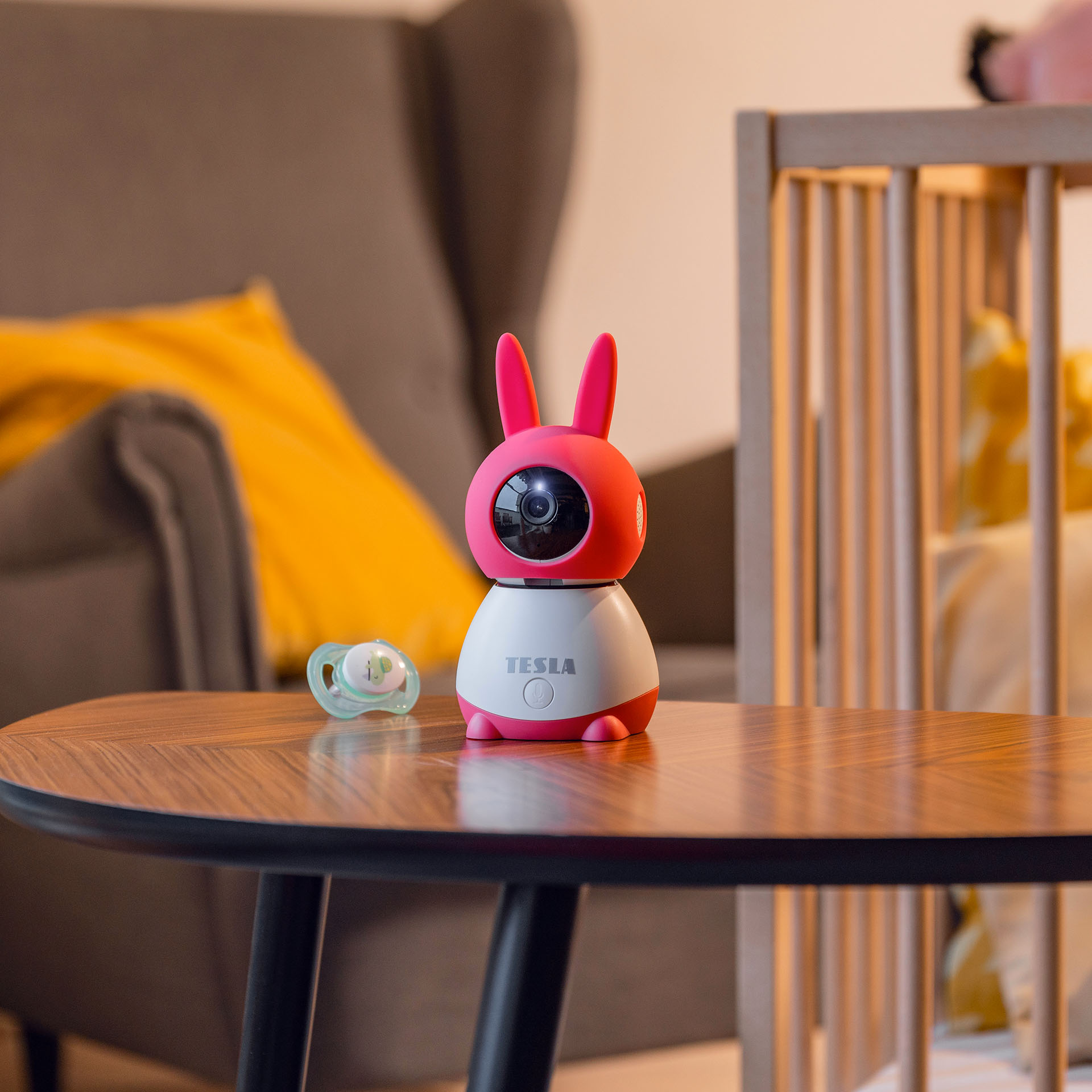 Chůvička Tesla Smart Camera 360 Baby umístěná na stole