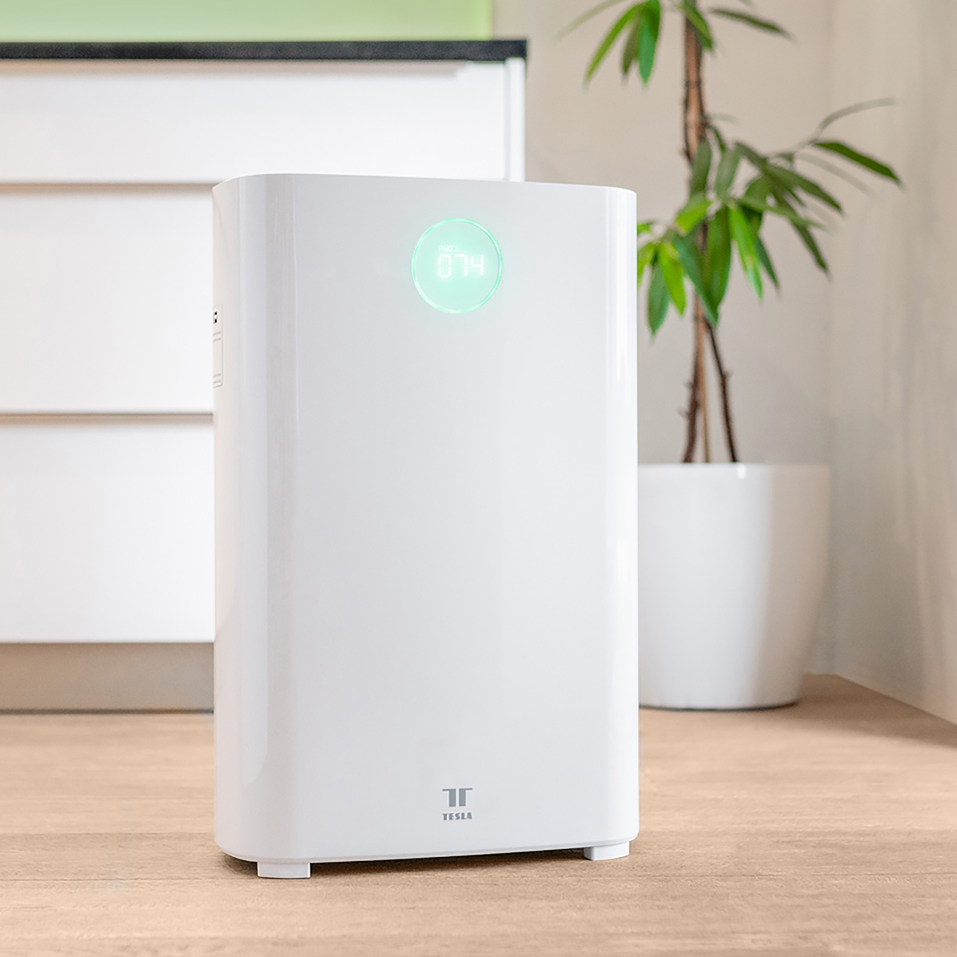 Čistička vzduchu Tesla Smart Air Purifier Pro XL stojící na podlaze