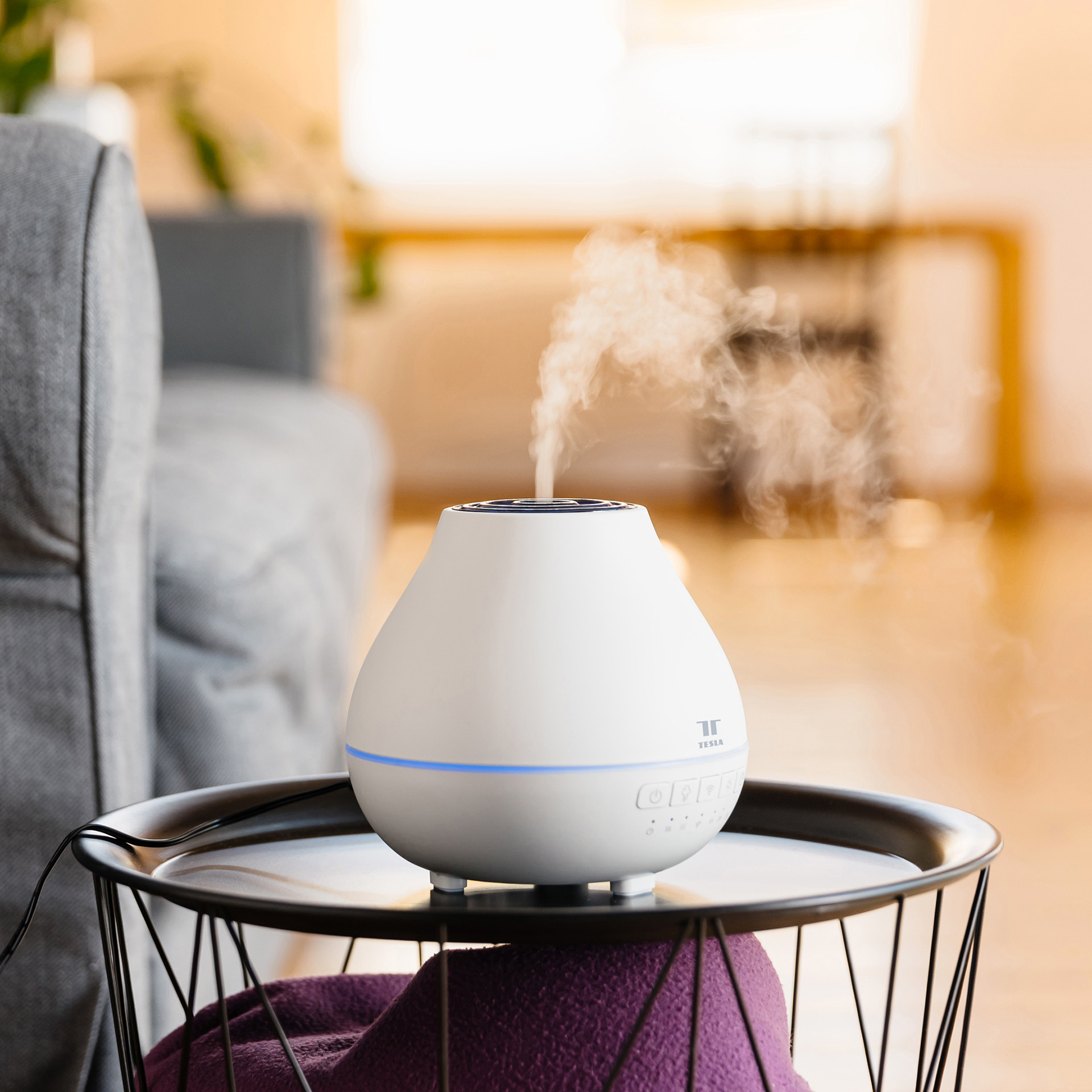 Aroma difuzér Tesla Smart Aroma Diffuser položený na stole