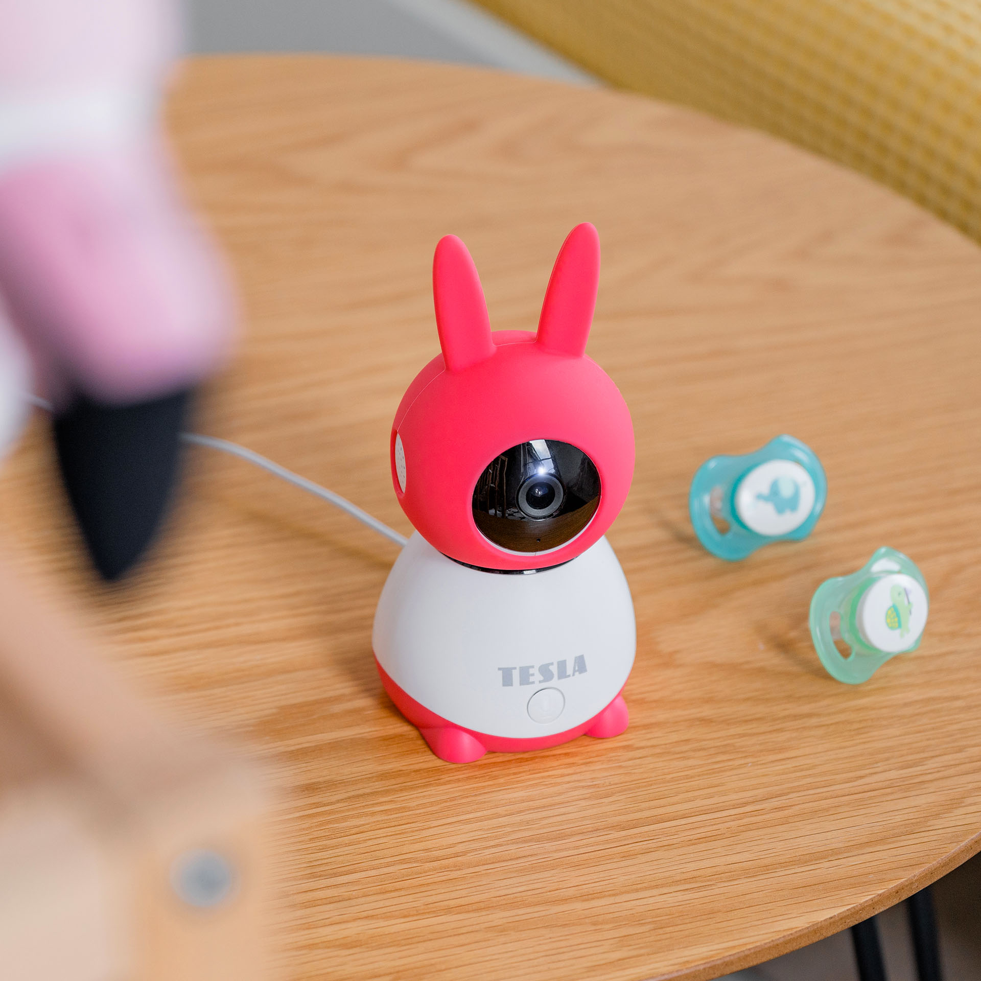Chůvička Tesla Smart Camera 360 Baby umístěná na stole