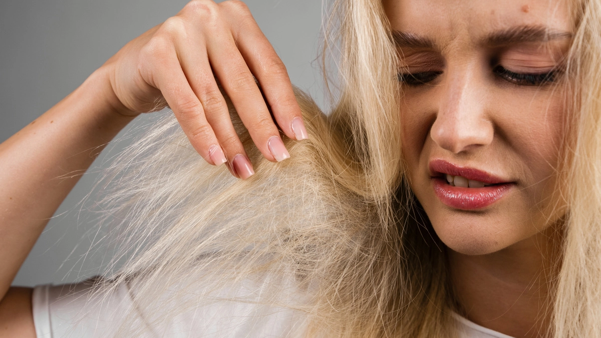 Konec „chemlonu”: Jak zachránit suché a lámavé vlasy po zimě