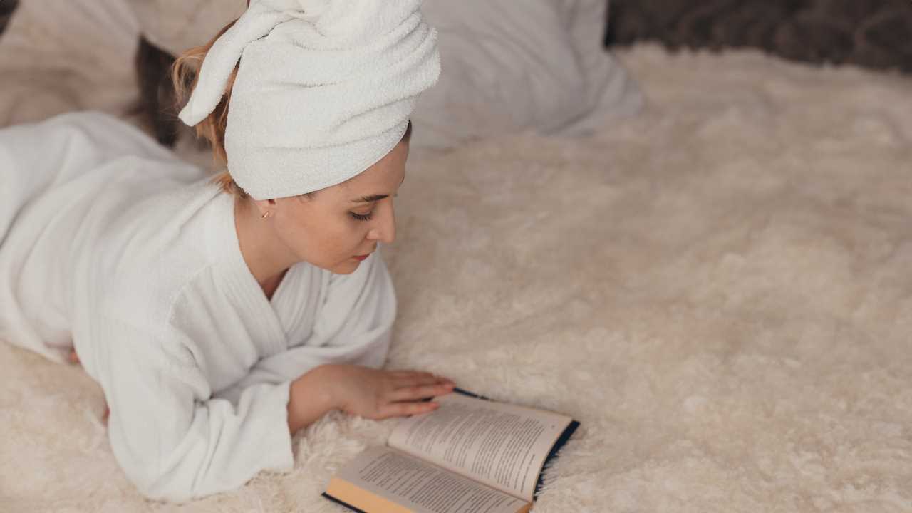 Nosíte turban po umytí vlasů? Možná je čas přehodnotit své návyky!