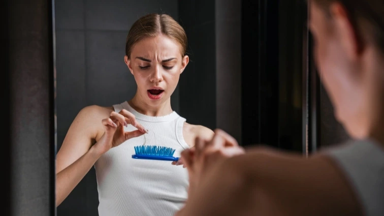 Jarní padání vlasů: Proč k němu dochází a jak ho rychle zastavit?