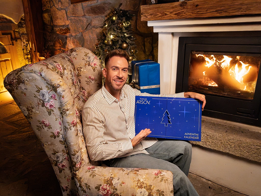 Tomáš Arsov s adventním kalendářem TOMAS ARSOV u krbu