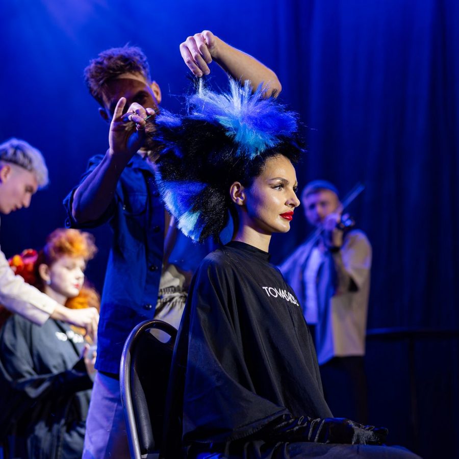 Kadeřnická show TOMAS ARSOV na pódiu veletrhu