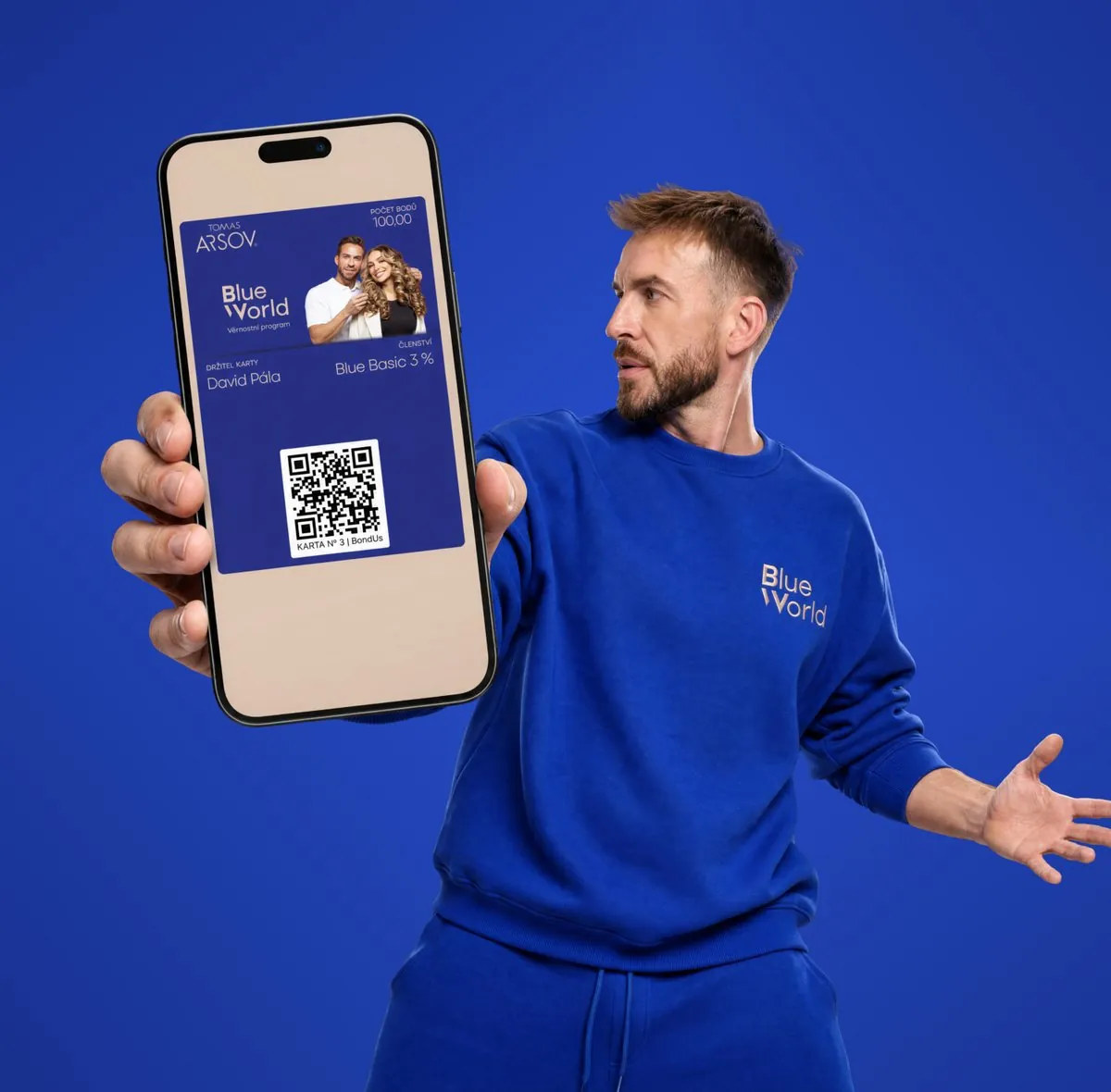 Tomáš Arsov ukazuje věrnostní kartu BLUE WORLD v mobilu