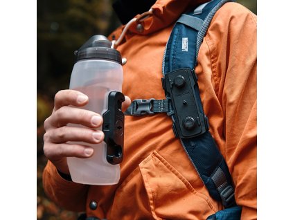 Připevnění láhve na popruh batohu