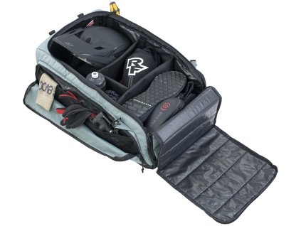 Uložení integrální helmy, chráničů a brýlí v hlavním prostoru 55litrové tašky.