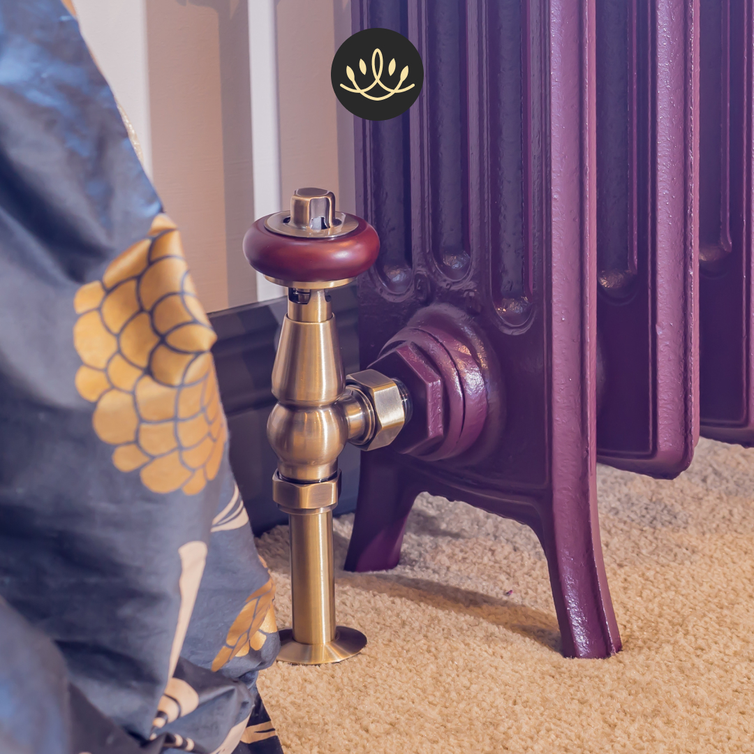 Litinový radiátor Neo Georgian v barvě od Farrow&Ball s termostatickými ventily ve starožitné mosazi.