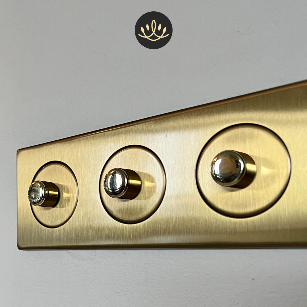 Modulární mosazný vypínač - kombinace kolébkového schodišťového a LED stmívače v jednom rámečku. Elegantní minimalistický bezšroubkový design.