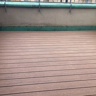 Místo, kde se setkávají barvy a pocity. 🌤️ Terasová prkna Woodparket Authentic v odstínu Teak vás obklopí teplou, přírodní...