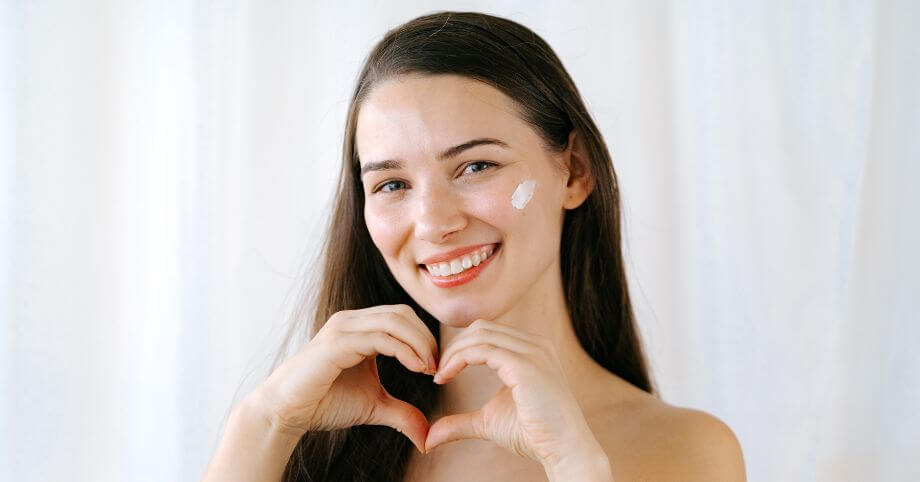 Otravne mastná a lesklá pleť? Tipy, ako ju zmatniť a rozjasniť