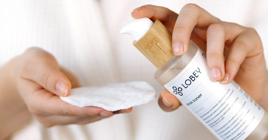 Toner a tonikum na pleť: Čo to je, ako si ho vybrať a ako používať