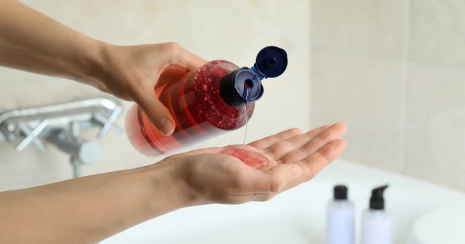 Pokiaľ váš sprchový gél obsahuje tieto látky, mali by ste ho hodiť do koša. Prečo?