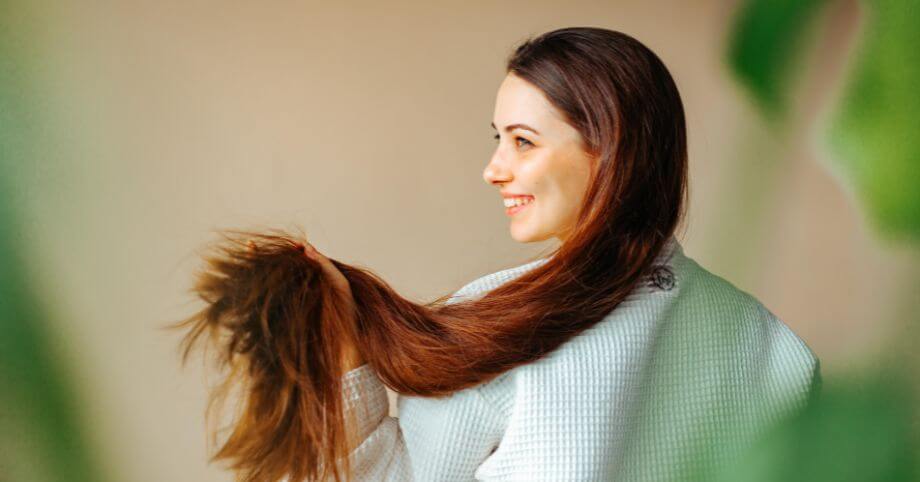 3 rady, ako urobiť zo suchých spľasnutých vlasov krásnu lesklú hrivu