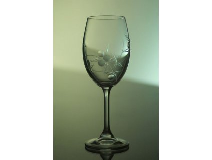 sklenice 1ks na víno Lara 350ml s rytinou bobule  - ručně ryté (broušené), dárková krabička