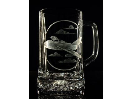 půllitr s tryskovým letadlem MIG 15 bis  - ručně ryté (broušené)