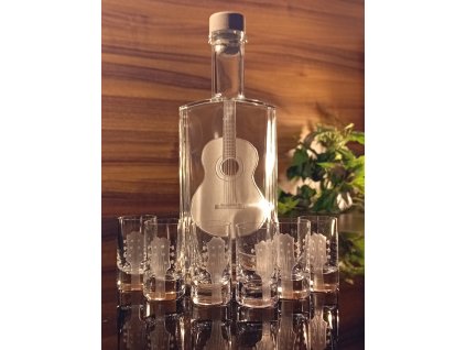 lahev na kořalku 0,5l s rytinou španělské kytary +6ks likér - ručně ryté (broušené) dárková krabička, dárek pro hudebníka