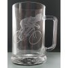 půllitr s cyklistou  - ručně ryté (broušené) dárek pro cyklisty