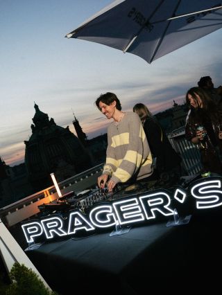 Minulý pátek jsme měli PRAGER SESSION vol.10🤍 @chrisluno, @piqimiqi, drinky od @garage22prague, PRAGER’S lidi kolem,...