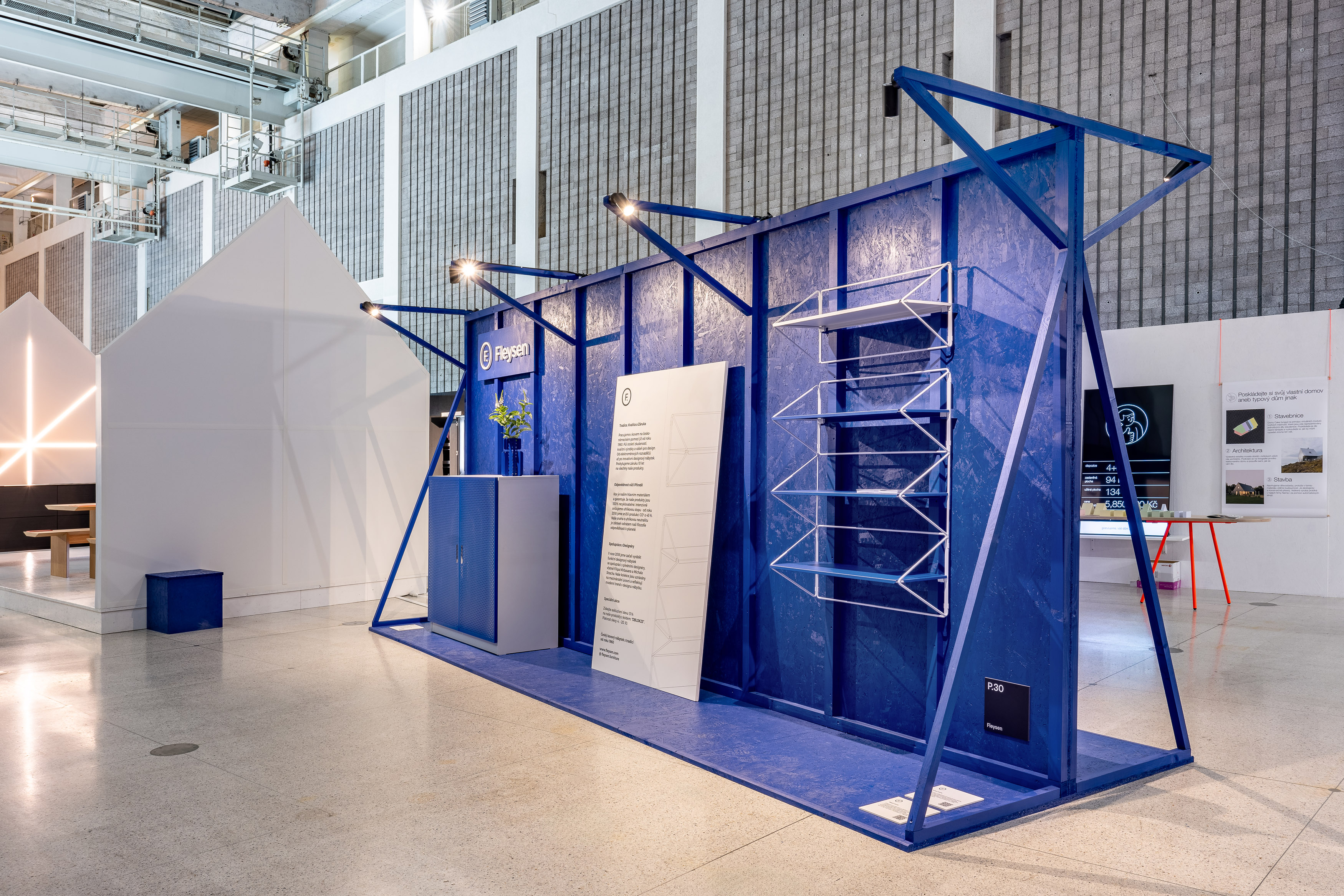 Fleysen na Designbloku 2023: Nový kovový nábytek a modulární knihovna