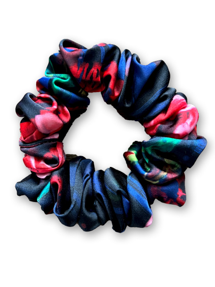 Saténová gumička scrunchie Úzká Nespoutaná modročerná (1)