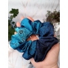 Střední scrunchie gumička - Máky v královské modré  Saténová